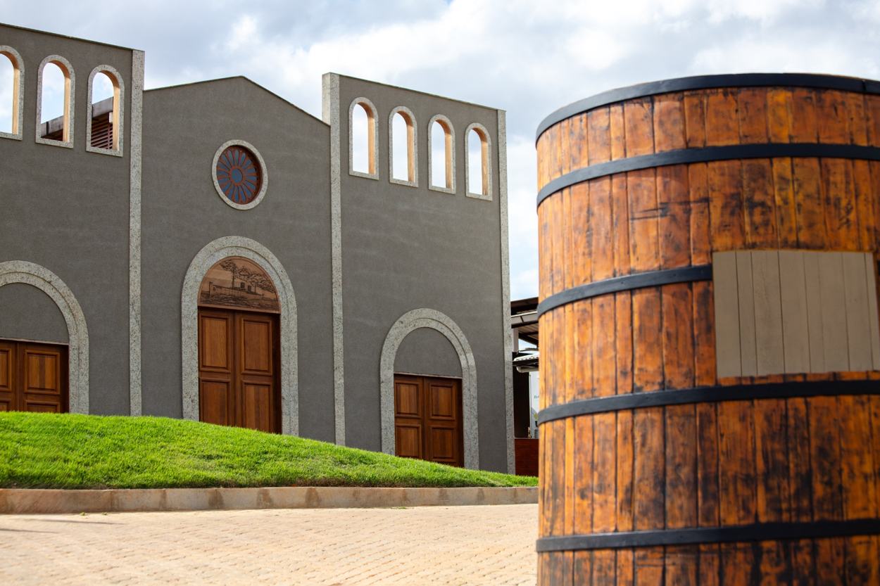 Fachada com arcos e barril de madeira da Vapore Isabella